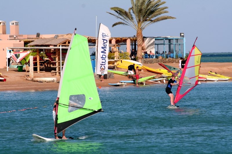 Windsurfer vor Strand und Resort in El Gouna